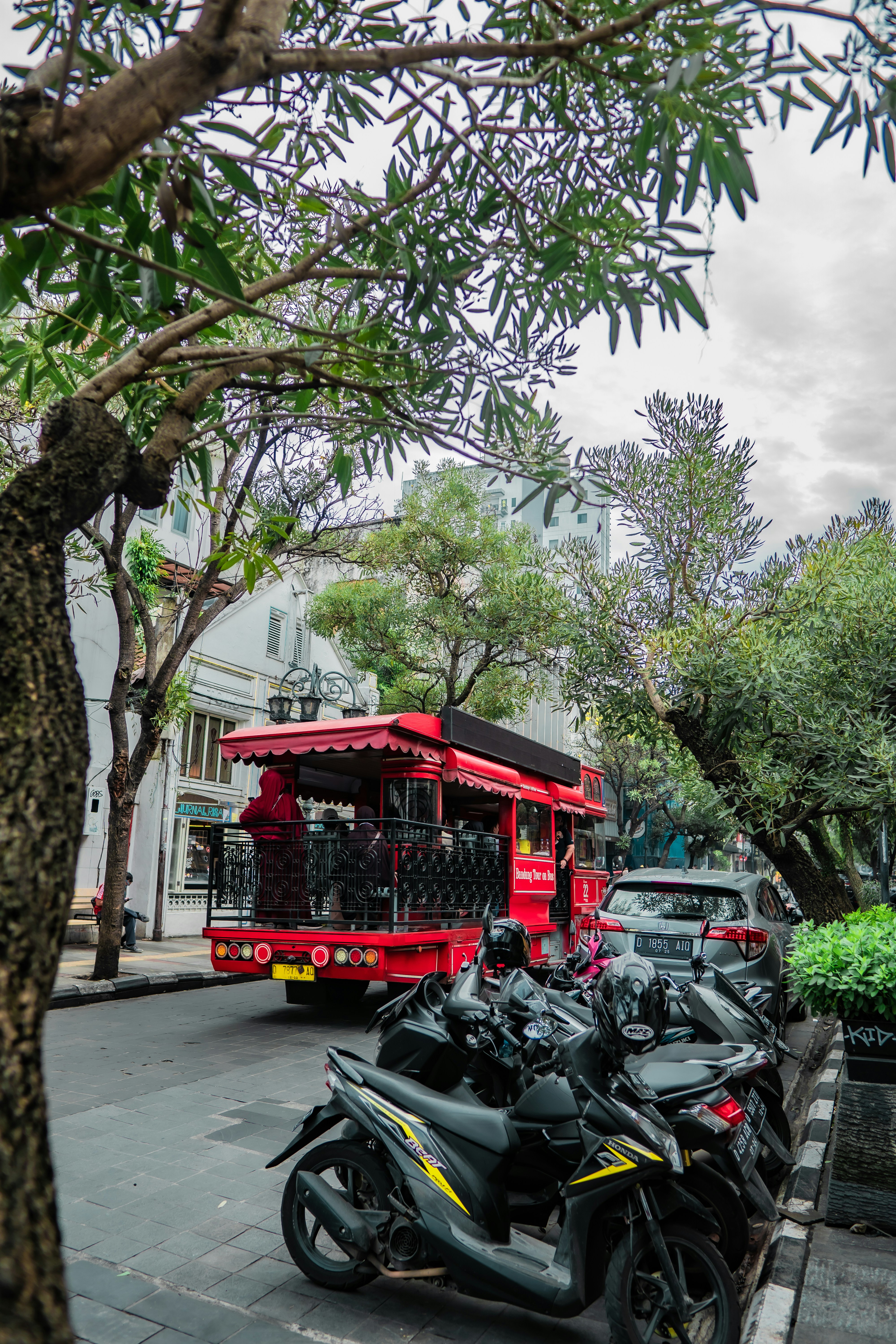 uma motocicleta estacionada na lateral de uma rua