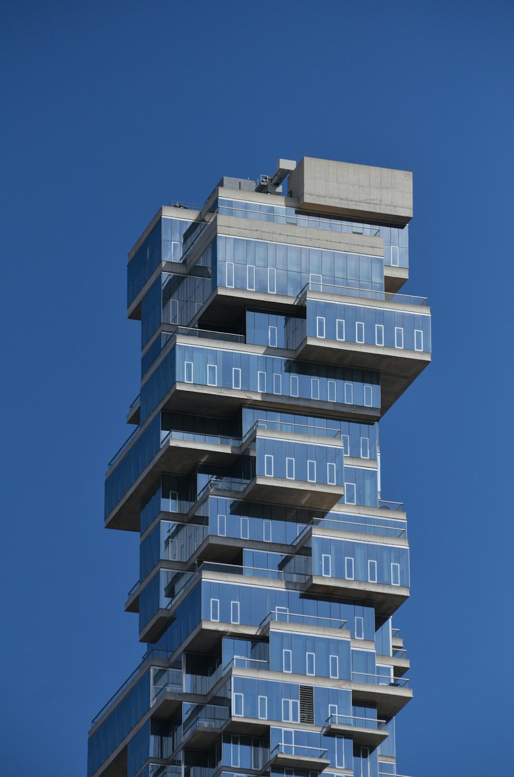 un bâtiment avec balcon