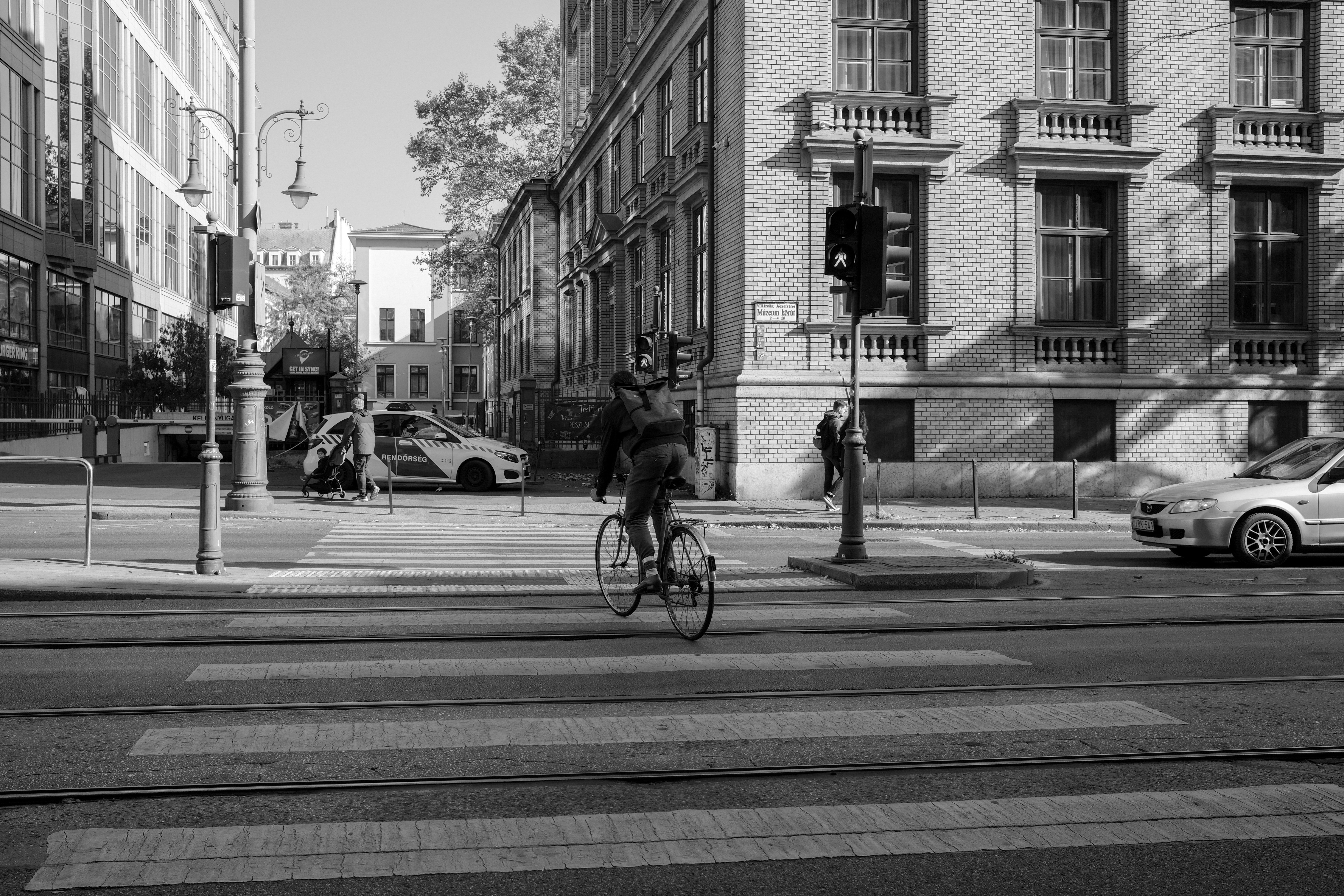 Eine Person, die mit dem Fahrrad über einen Zebrastreifen fährt Foto Kostenloses Bild auf Unsplash
