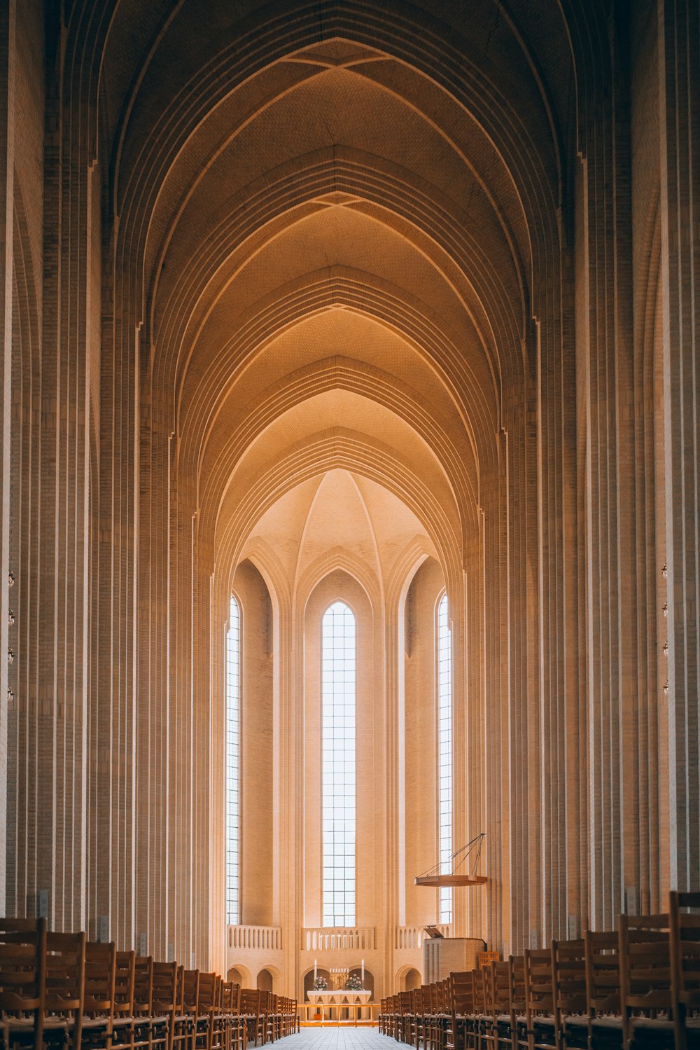Una grande cattedrale con molte finestre ad arco