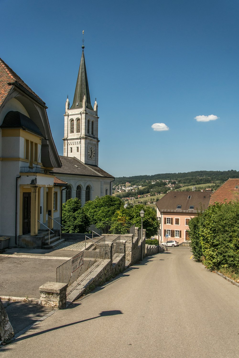 Une église avec un clocher