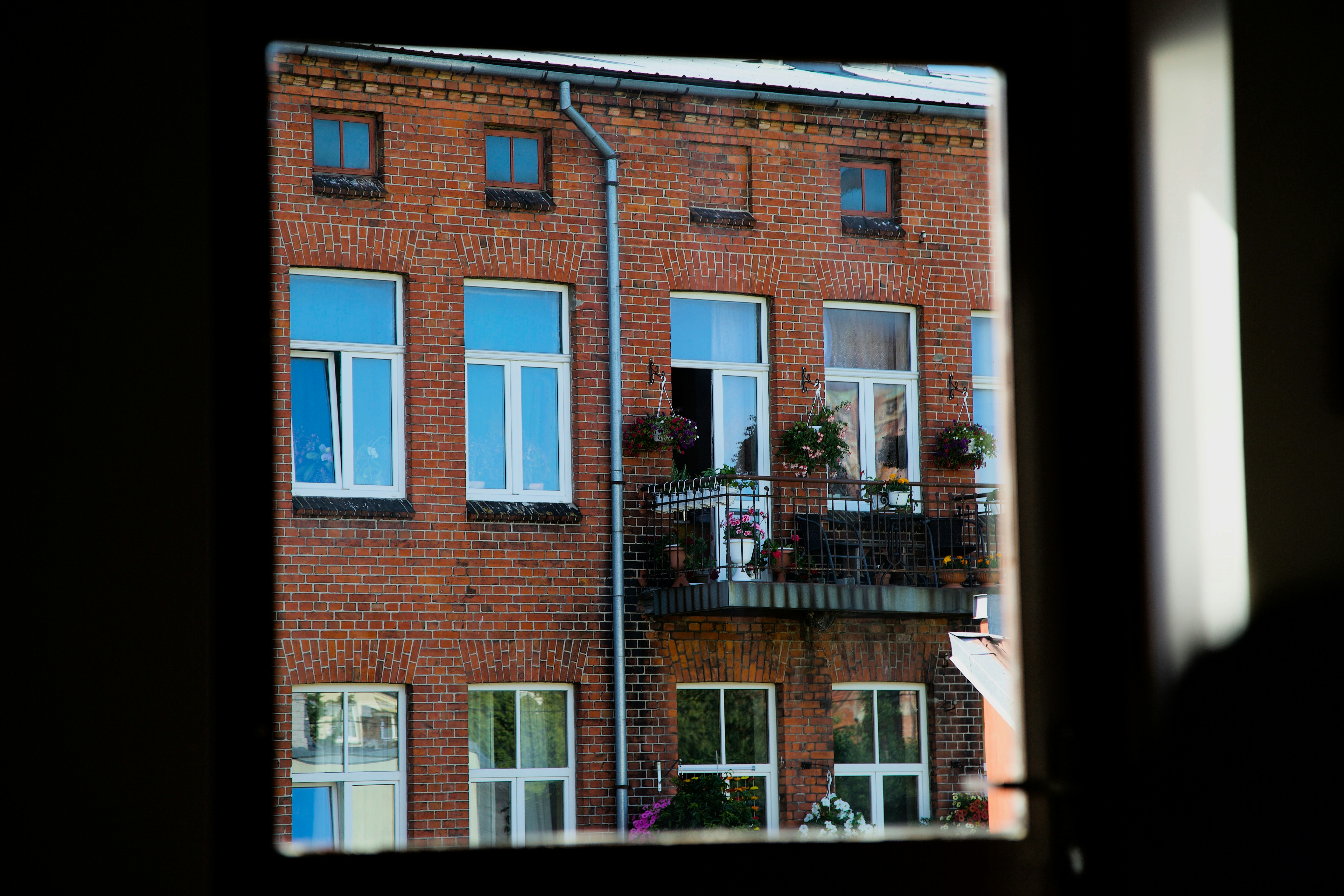 A brick building with windows photo – Free Window Image on Unsplash