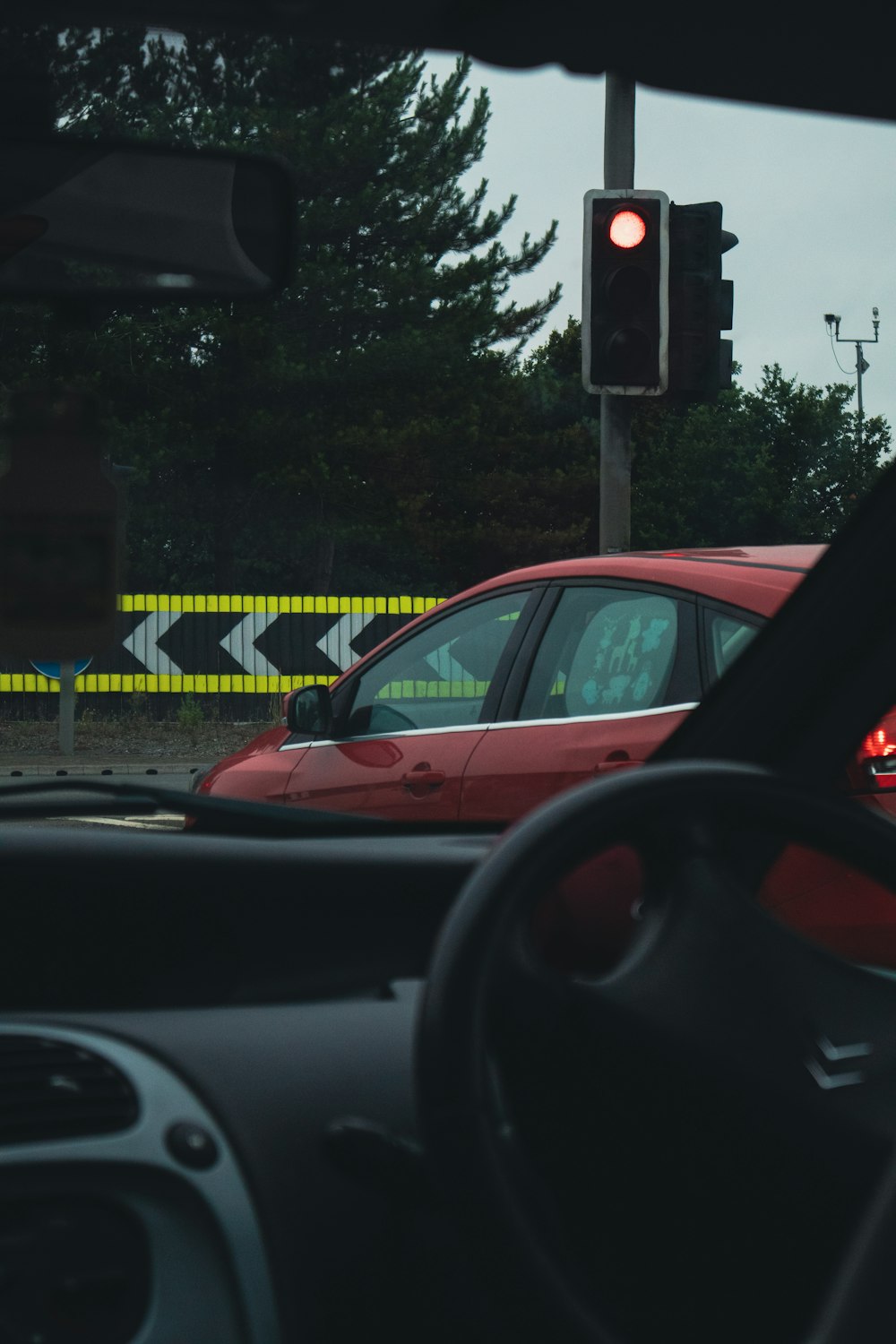 um carro parado em um sinal vermelho
