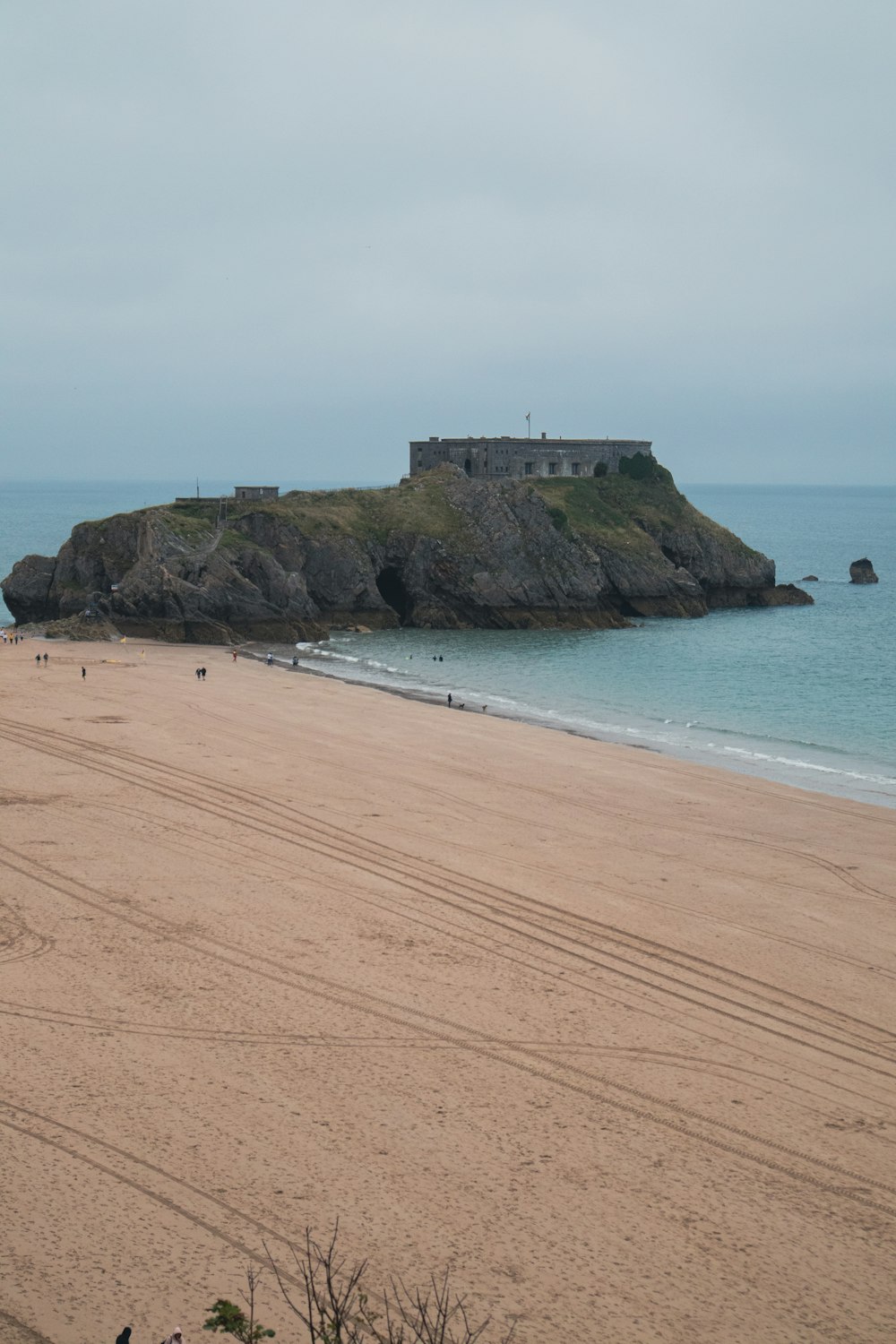 ein Strand mit Cabo de la Vela