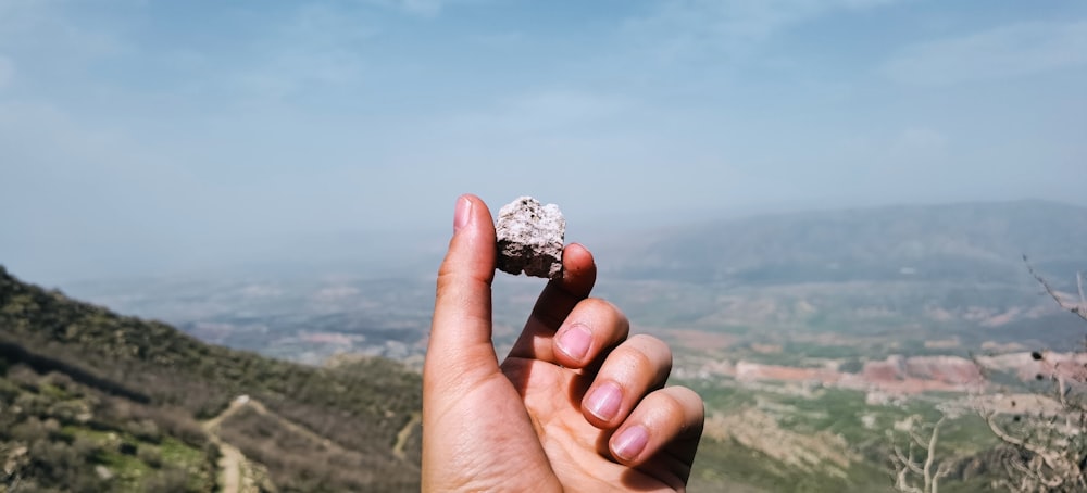 Eine Hand, die einen Stein hält