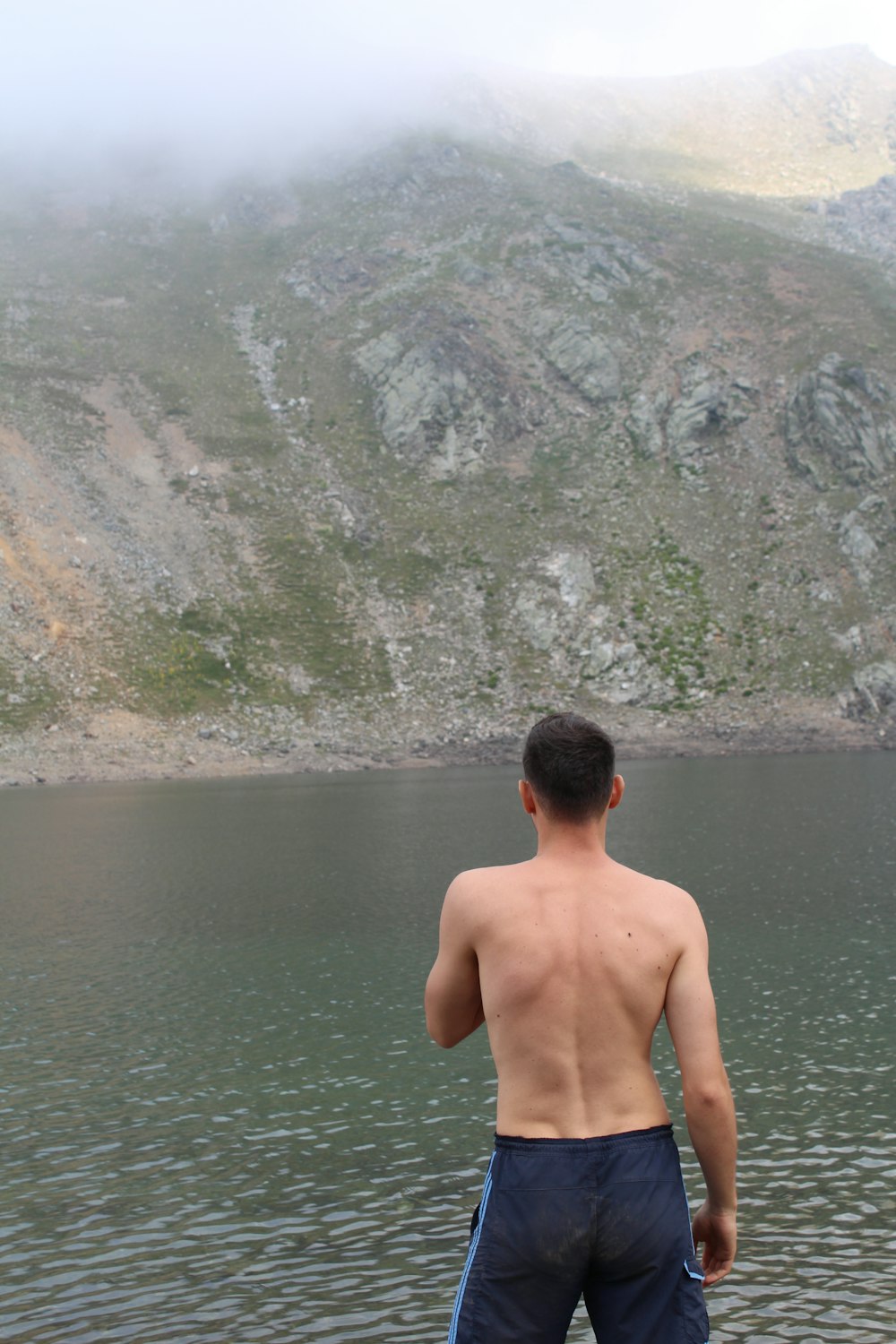 Un uomo in piedi davanti a una cascata