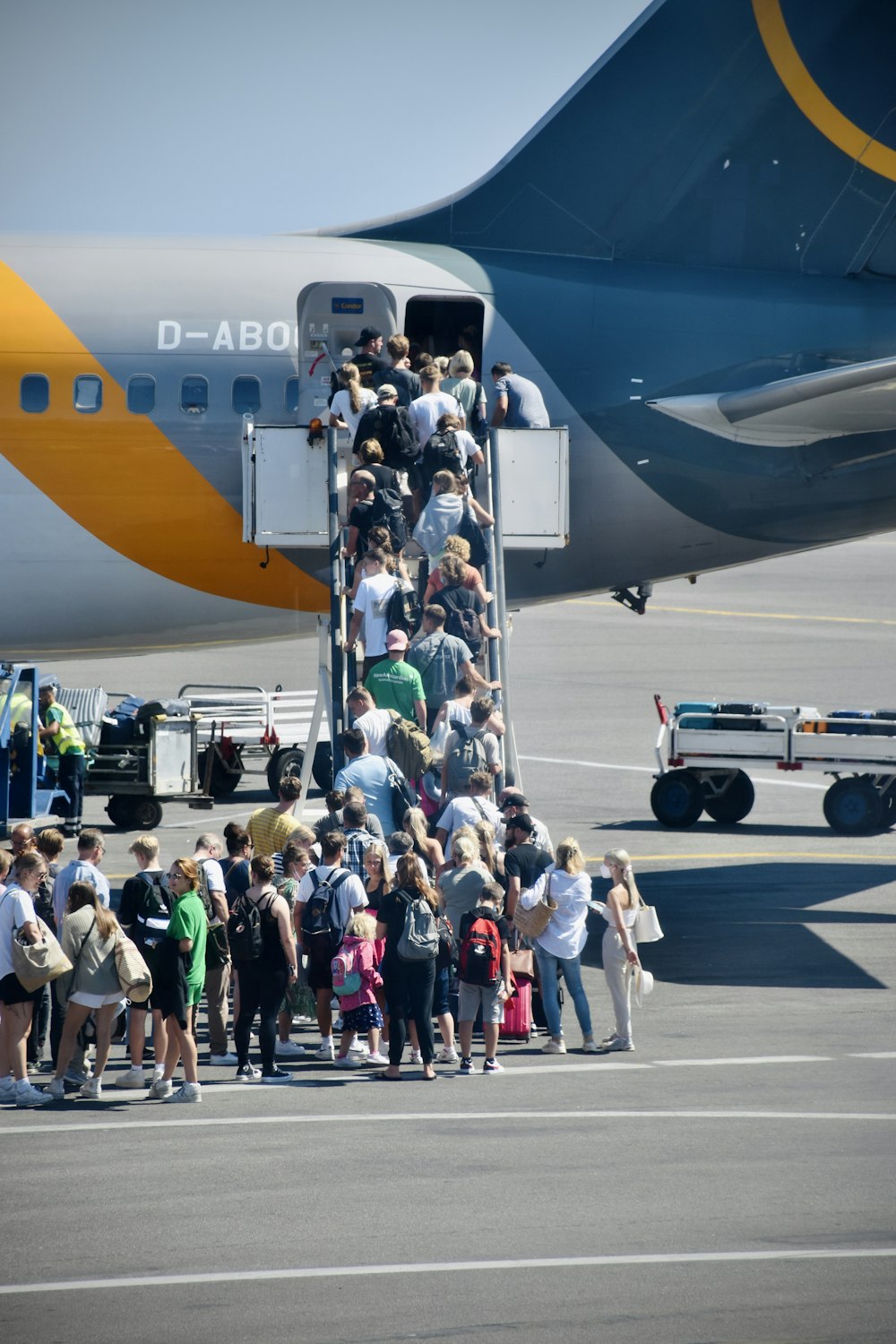 Un grupo de personas de pie fuera de un avión