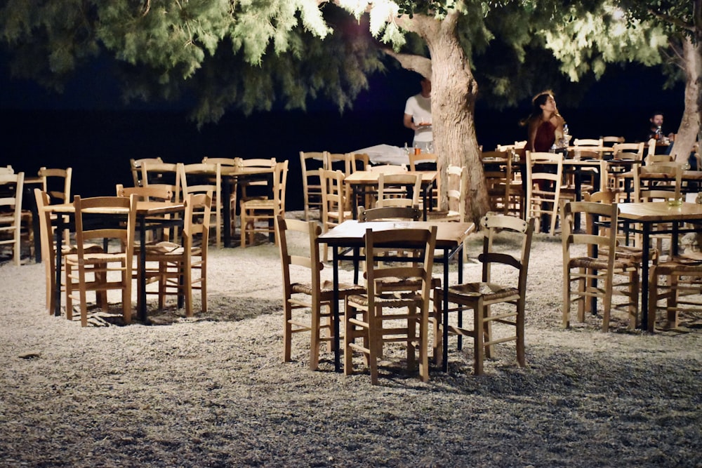 Un grupo de sillas y mesas afuera
