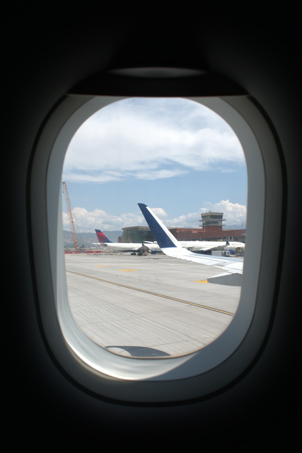 une vue d’une aile d’avion et de l’aile d’un autre avion