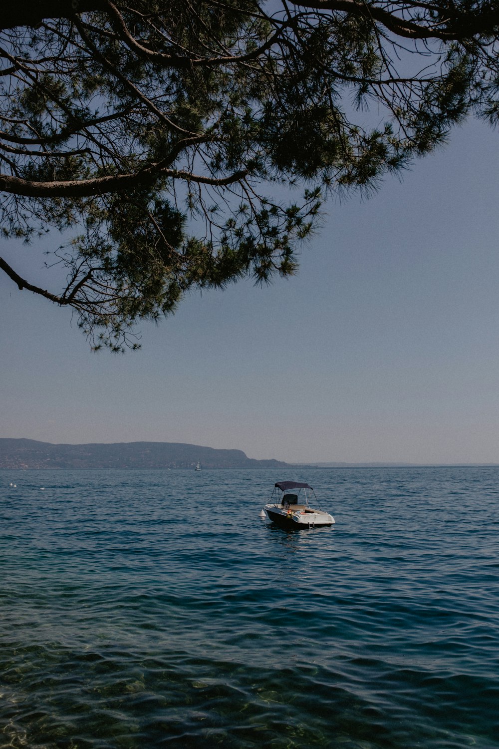 Un bateau sur l’eau