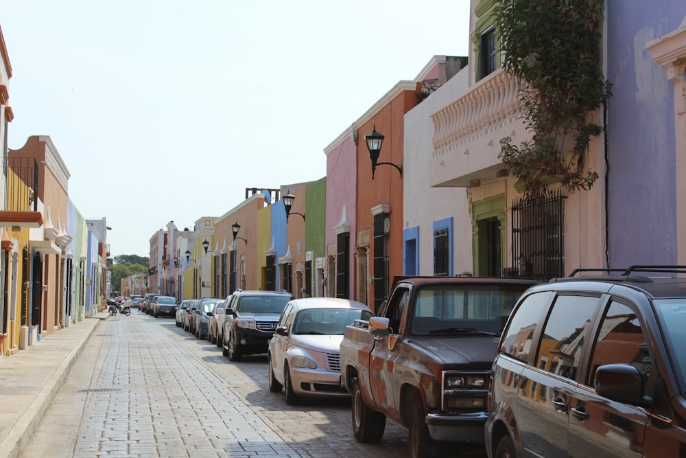 una calle con coches aparcados a lo largo de ella