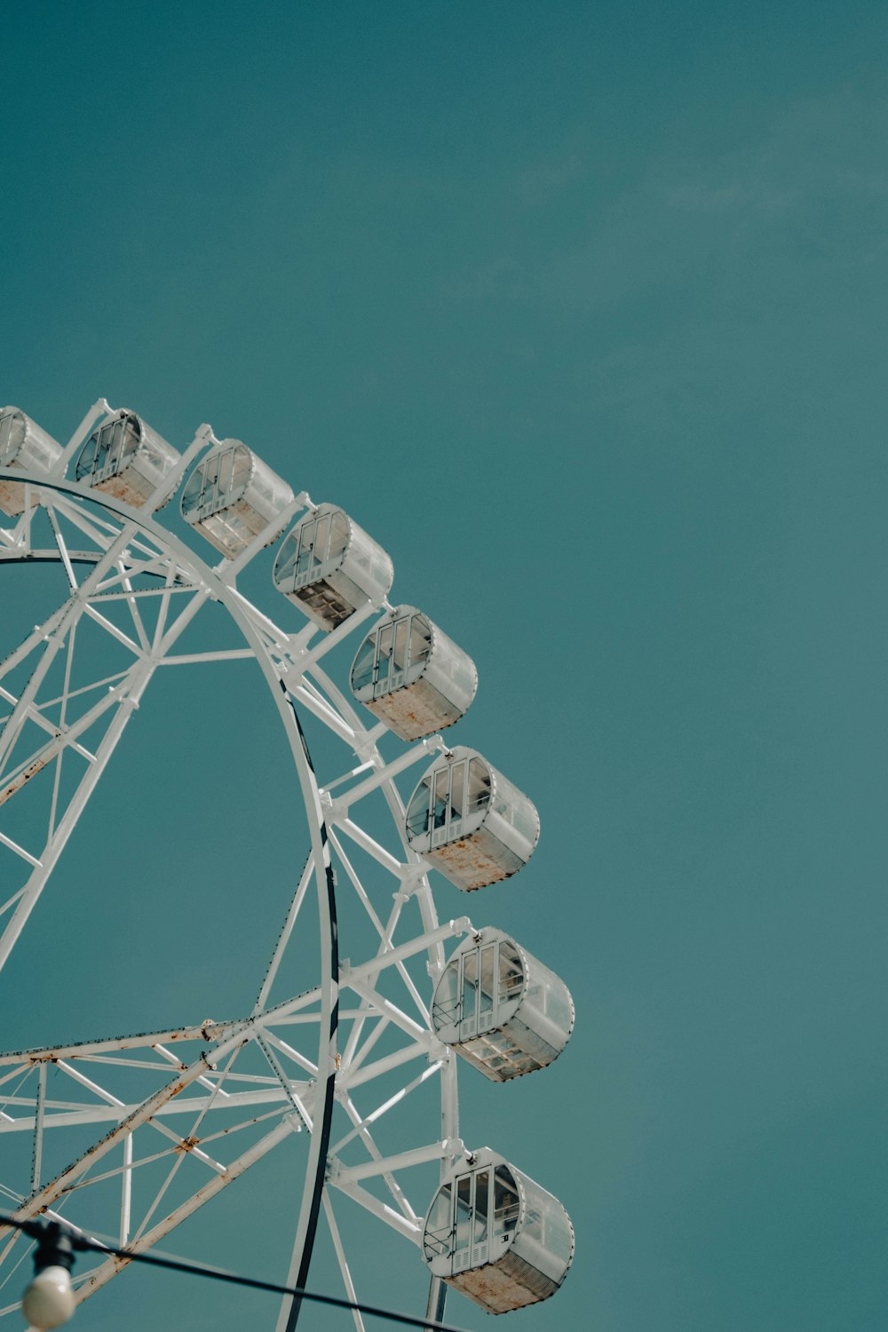 Ein Riesenrad mit blauem Himmel