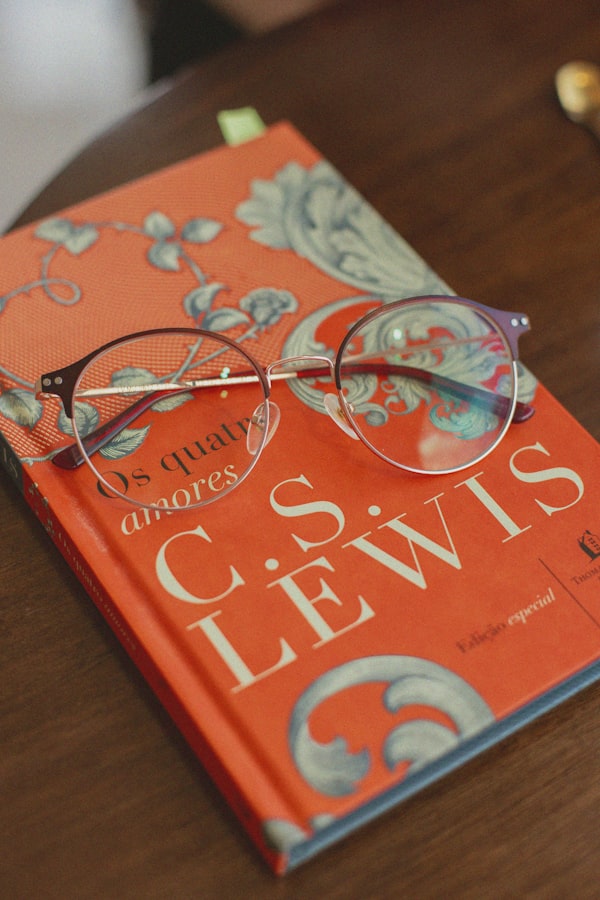 Buch mit Lesebrille