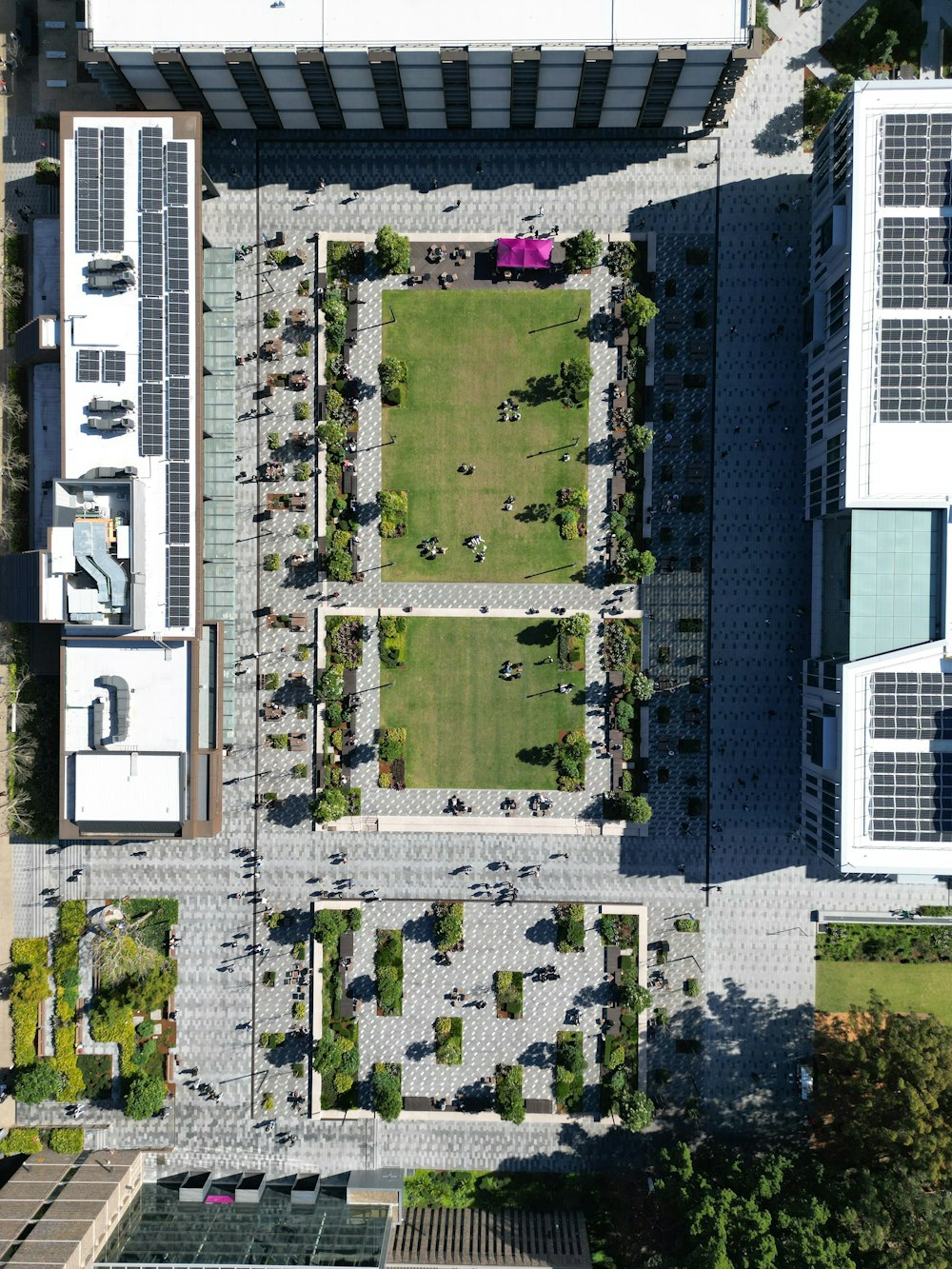 Un edificio con un mapa en el lateral