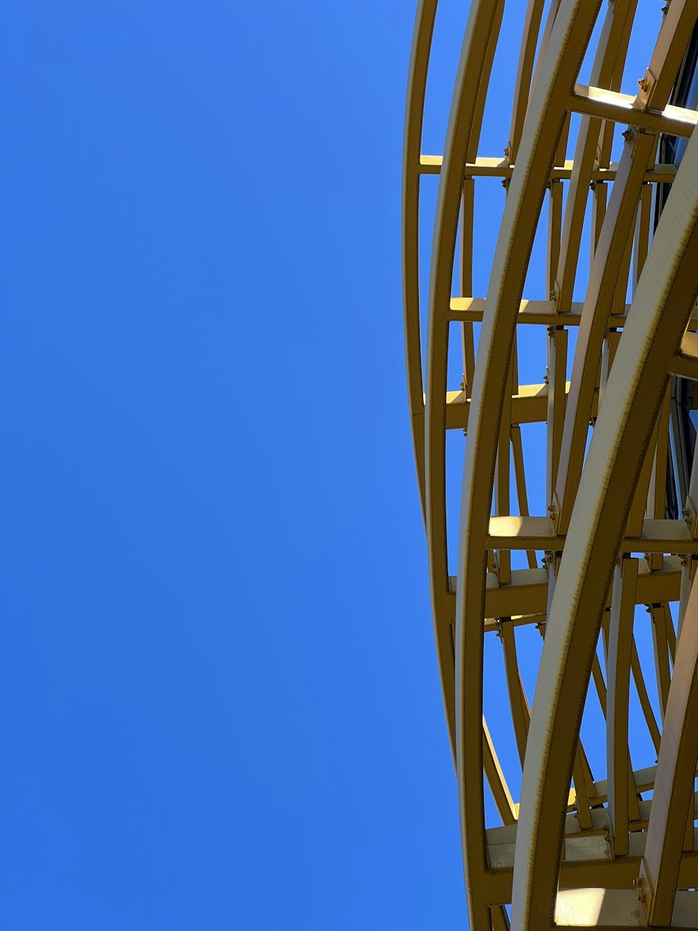 una estructura alta de madera