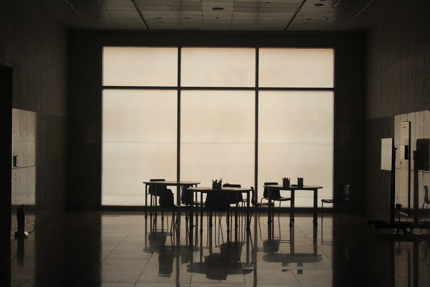 Salle de réunion vide, table et chaises