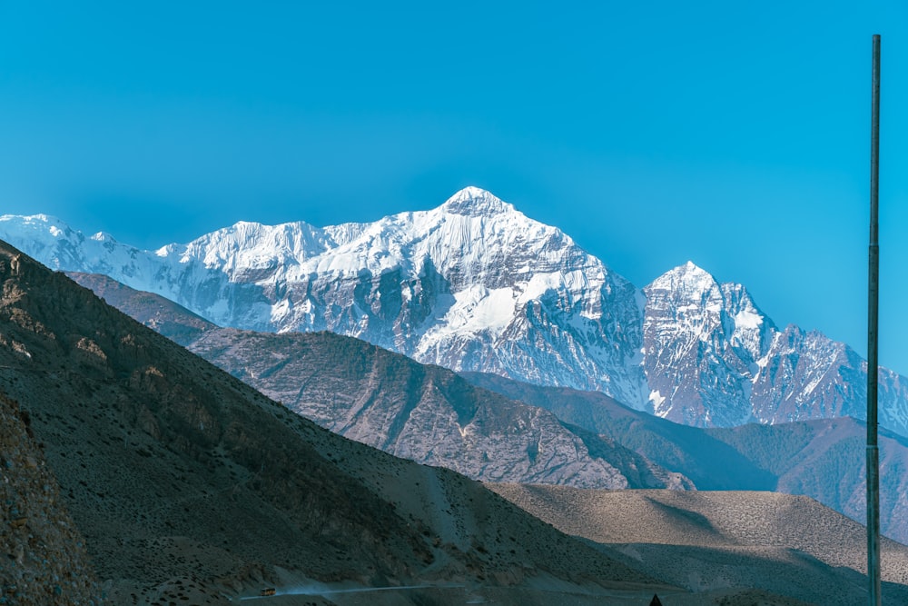 a snowy mountain range