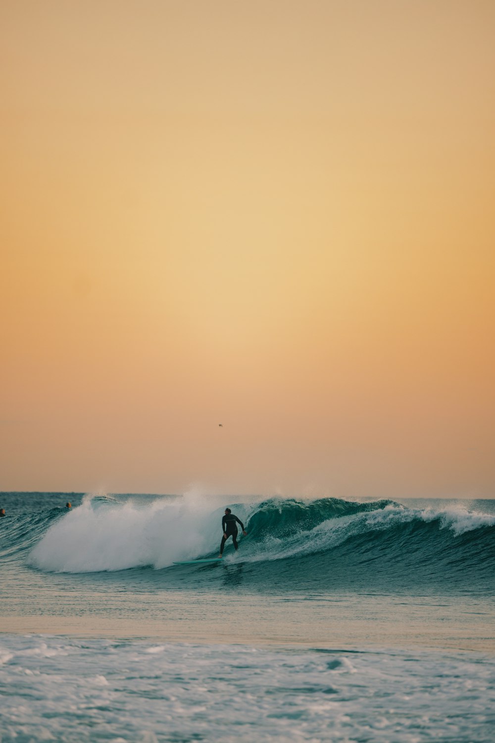 una persona surfeando sobre las olas