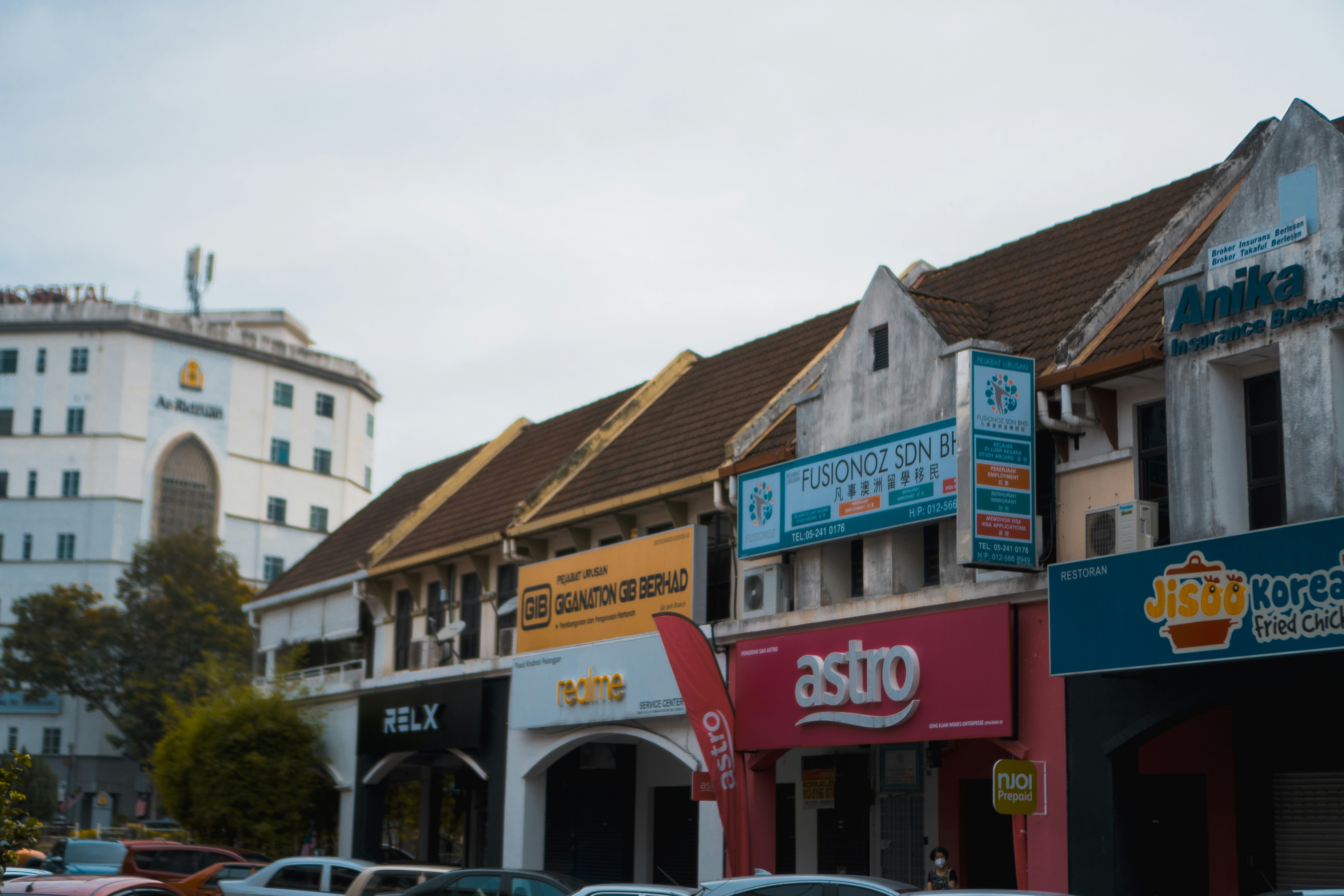 A large question mark superimposed over a picture of a business storefront and a residential home. - can a personal lines broker agent sell commercial insurance