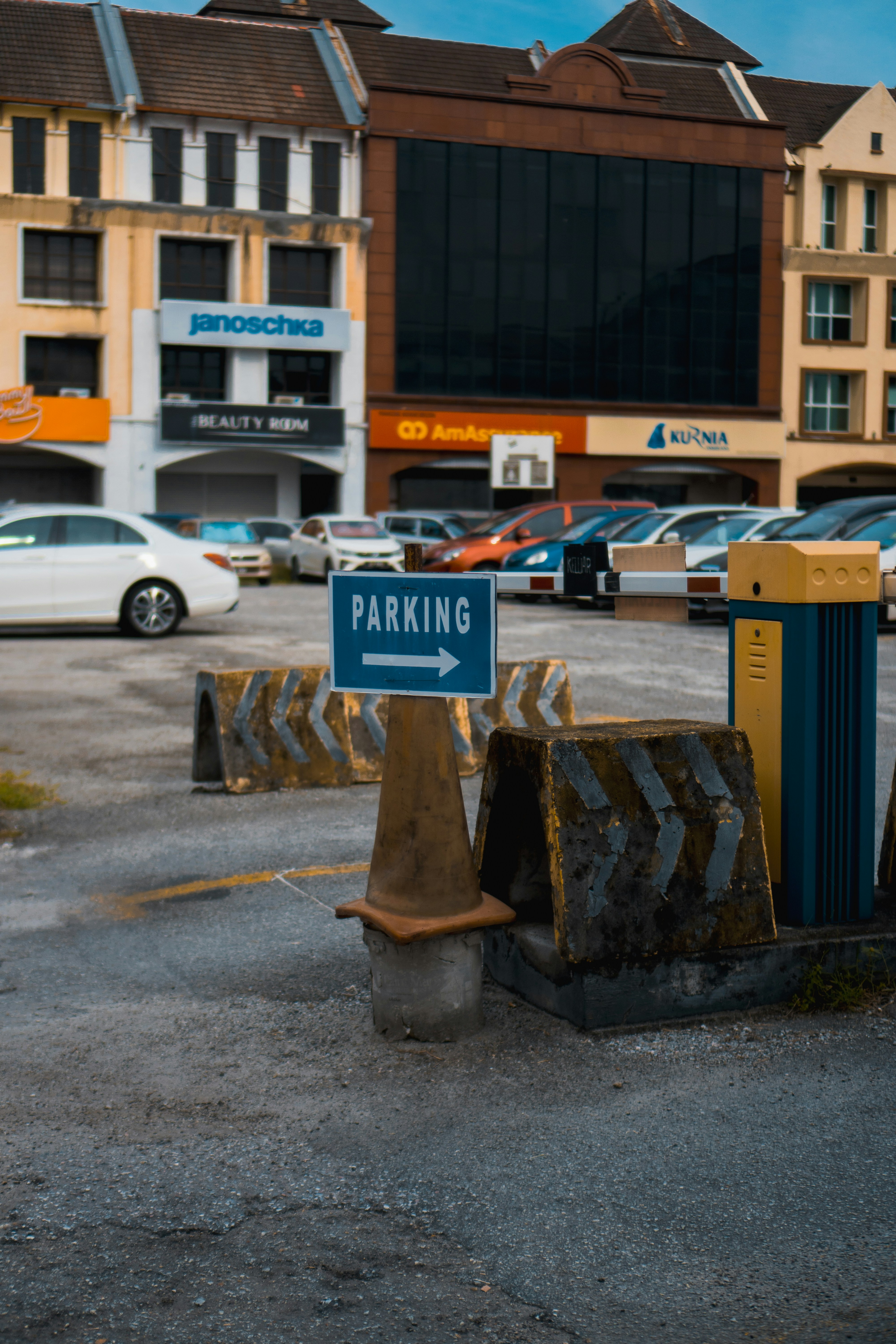 Een parkeerbord op een kegel wijst het verkeer naar een parkeerterrein.