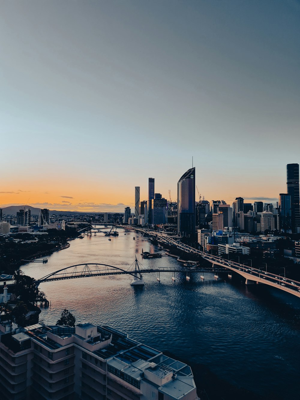 Eine Stadt mit einem Fluss und einer Brücke