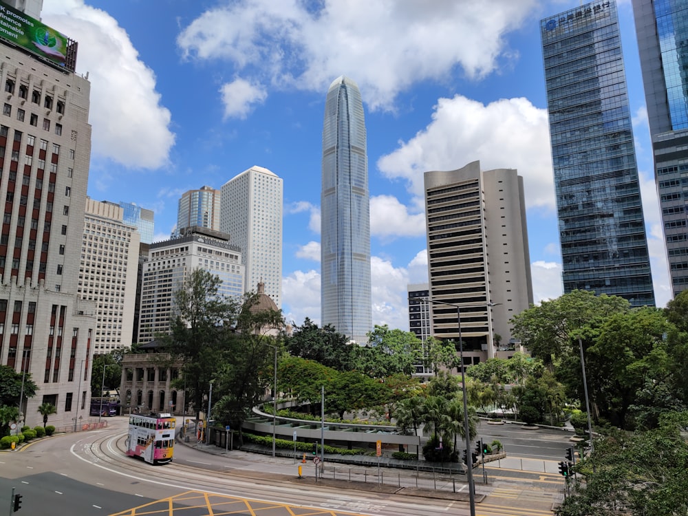 Una ciudad con edificios altos