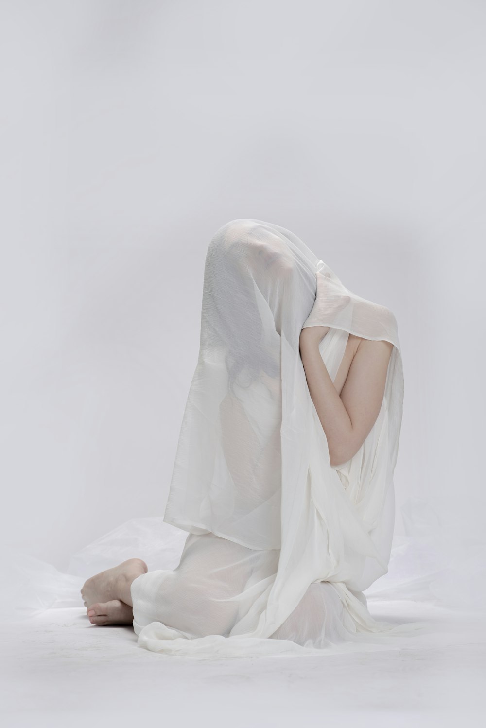 Una mujer con un vestido blanco