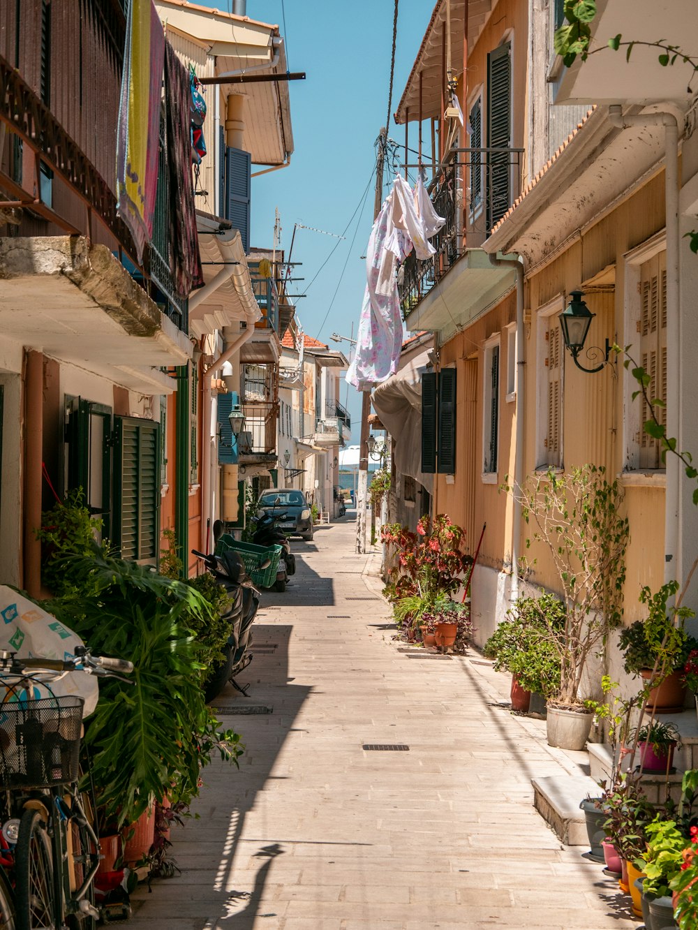 a narrow alley between buildings