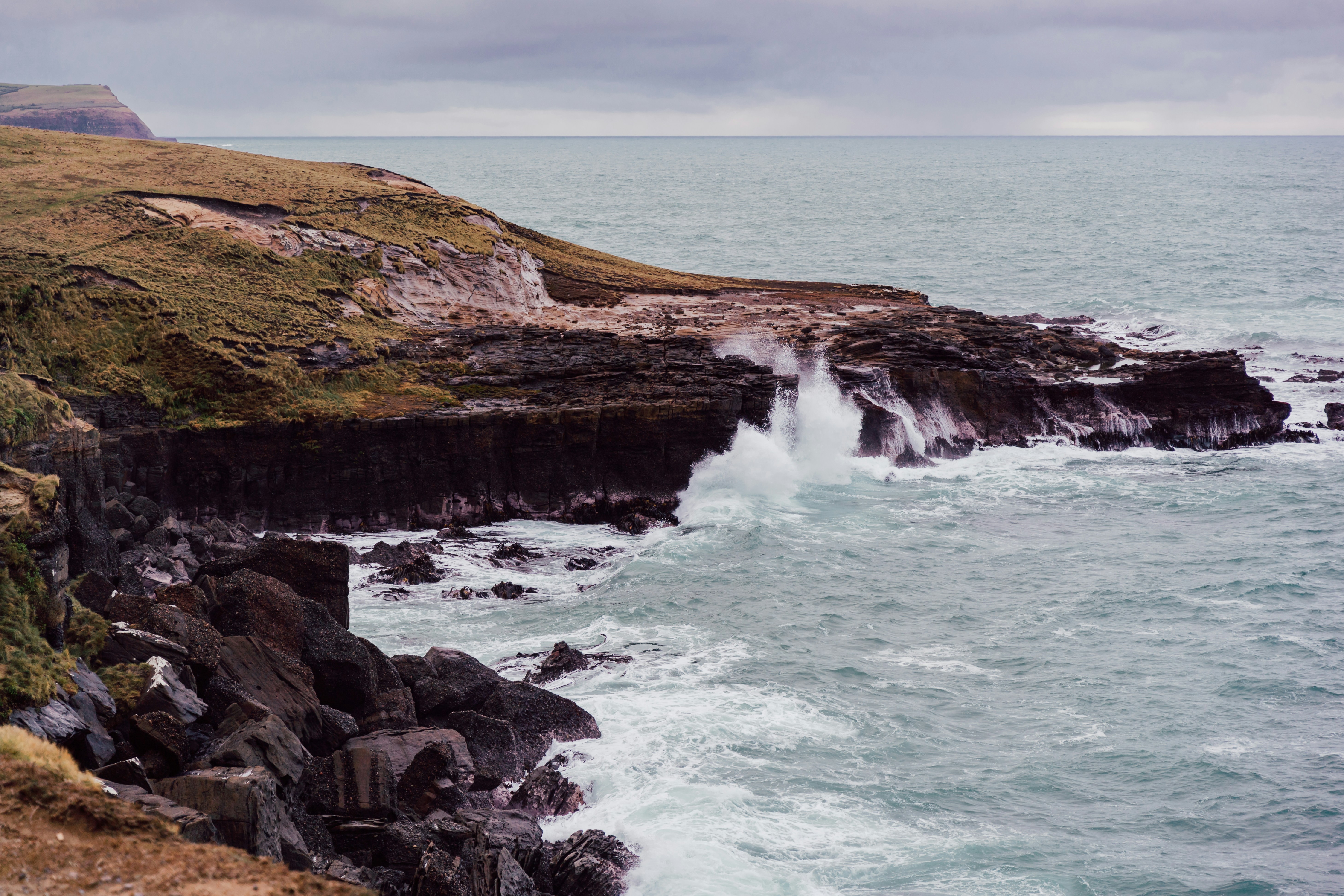 海に面した岩だらけの崖