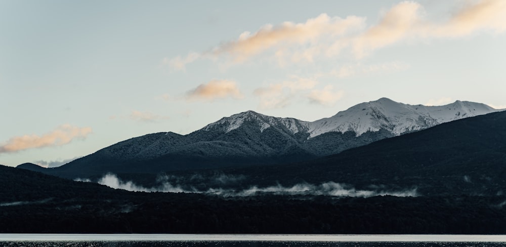 a snowy mountain range