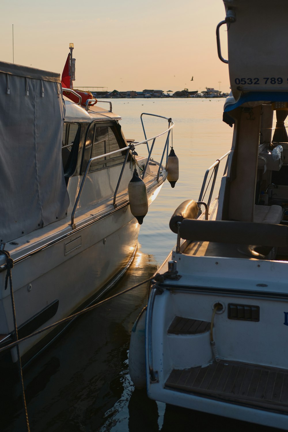 Un paio di barche siedono in un porto