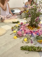 un bouquet au centre d'un autel lors d'un cercle de femme