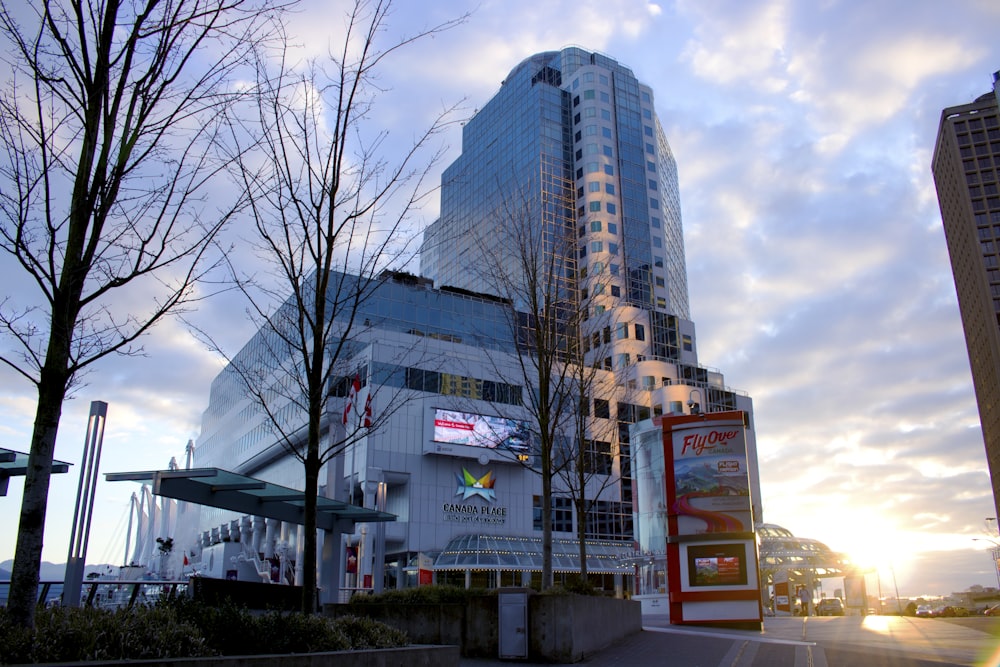 un grand bâtiment avec un panneau devant lui