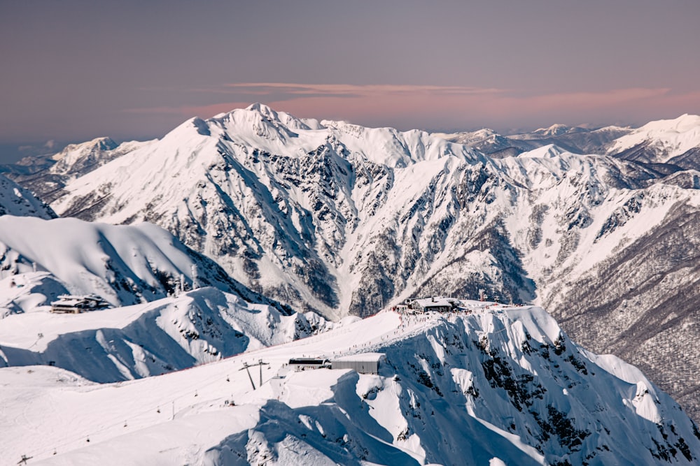 Eine verschneite Bergkette