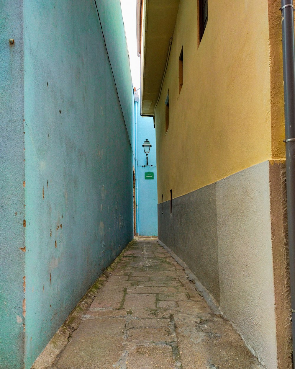 a narrow alley way