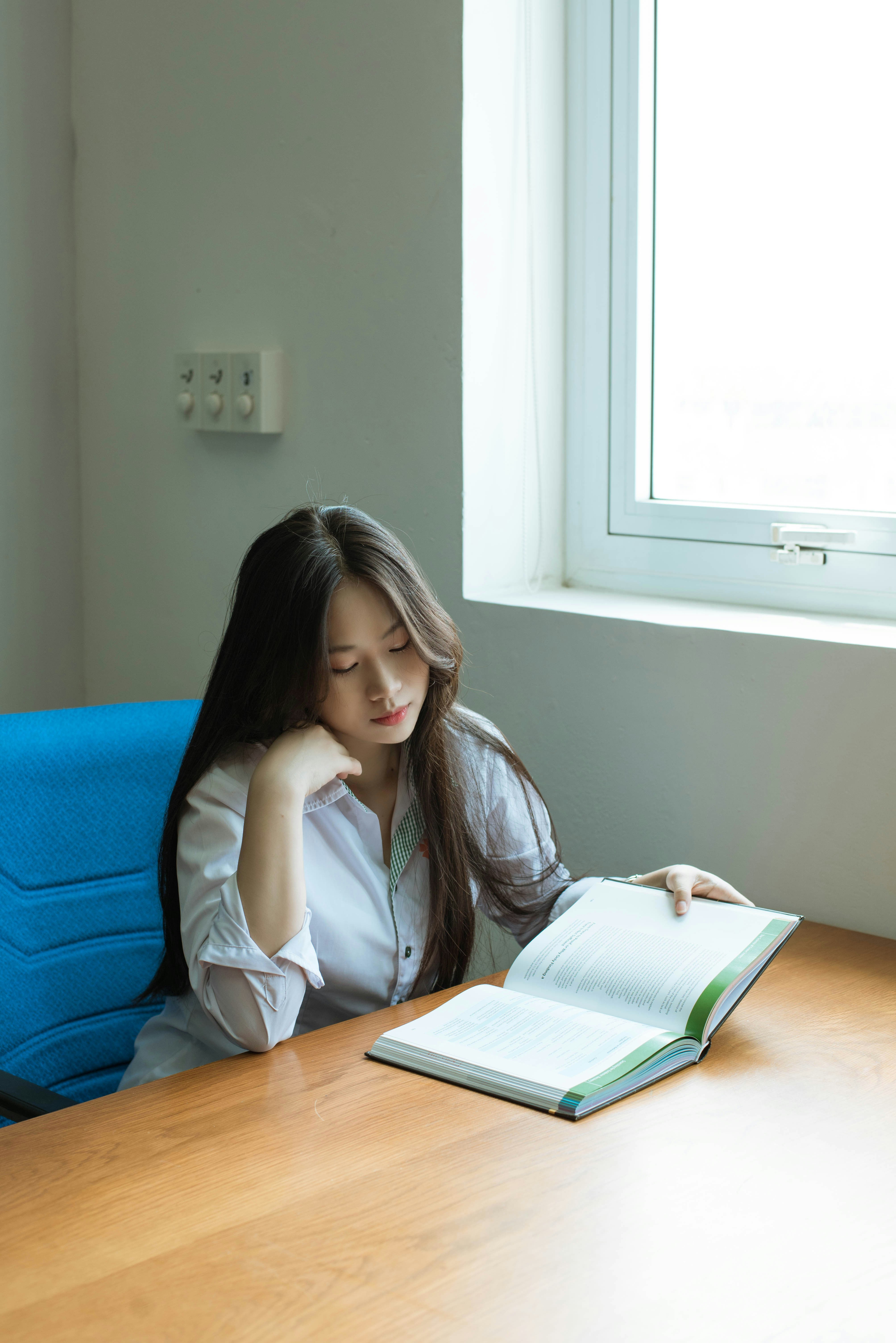 壓力大的學生與書本和鬧鐘