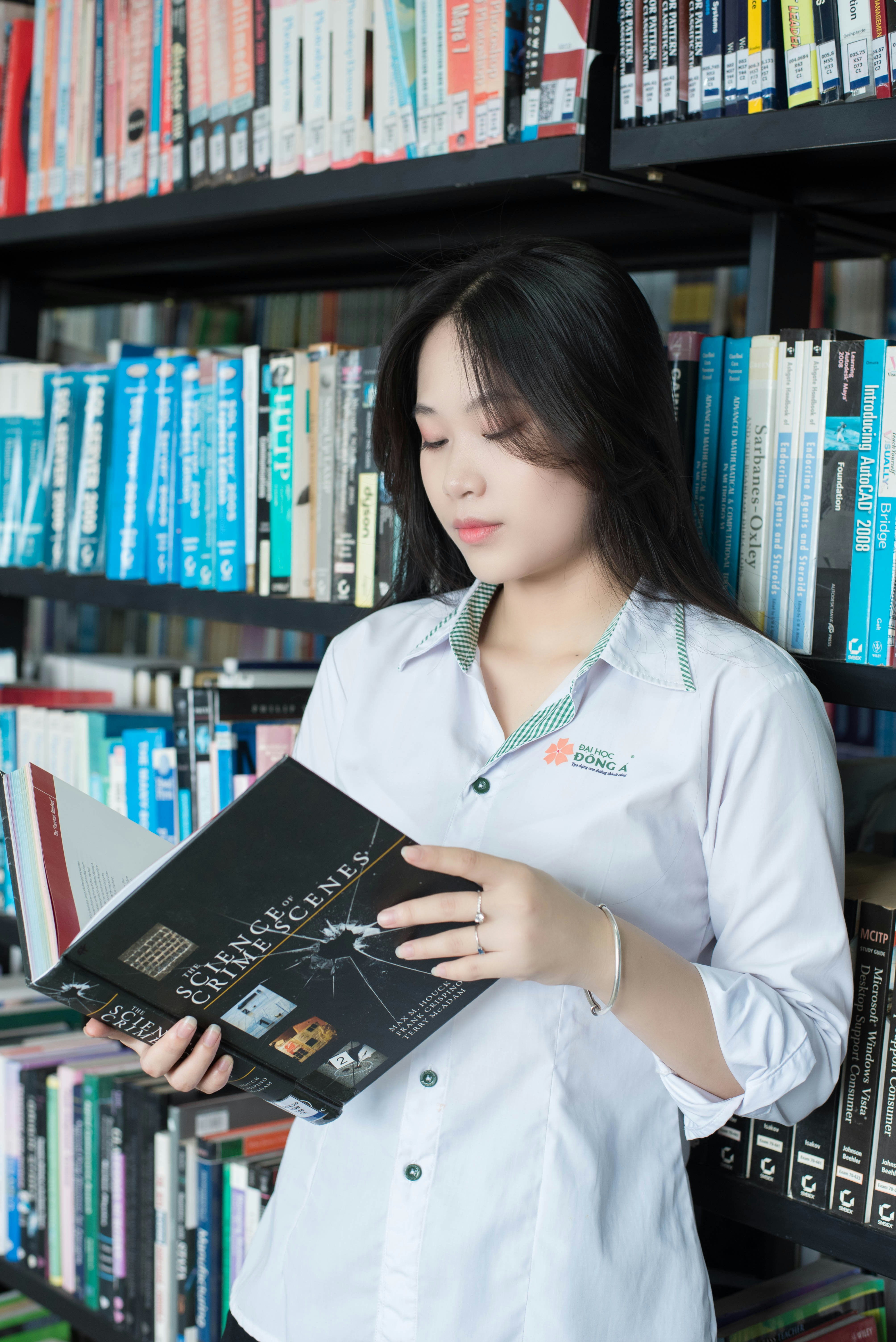 une personne lisant un livre