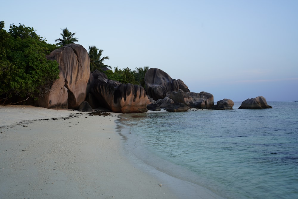 um grupo de grandes rochas em uma praia