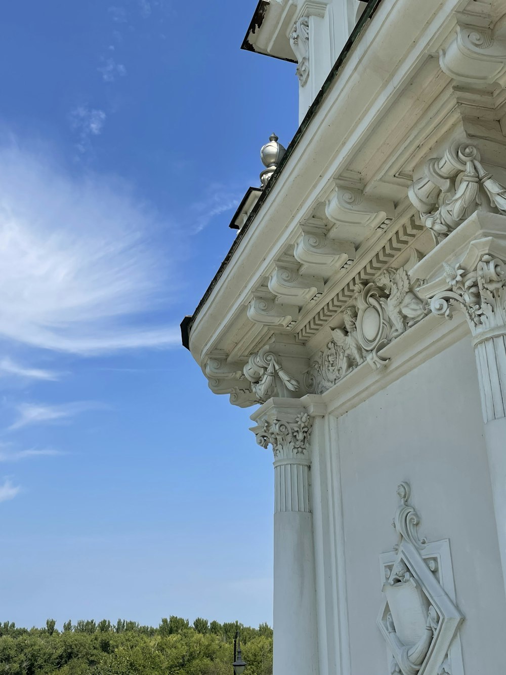 Un edificio bianco con colonne