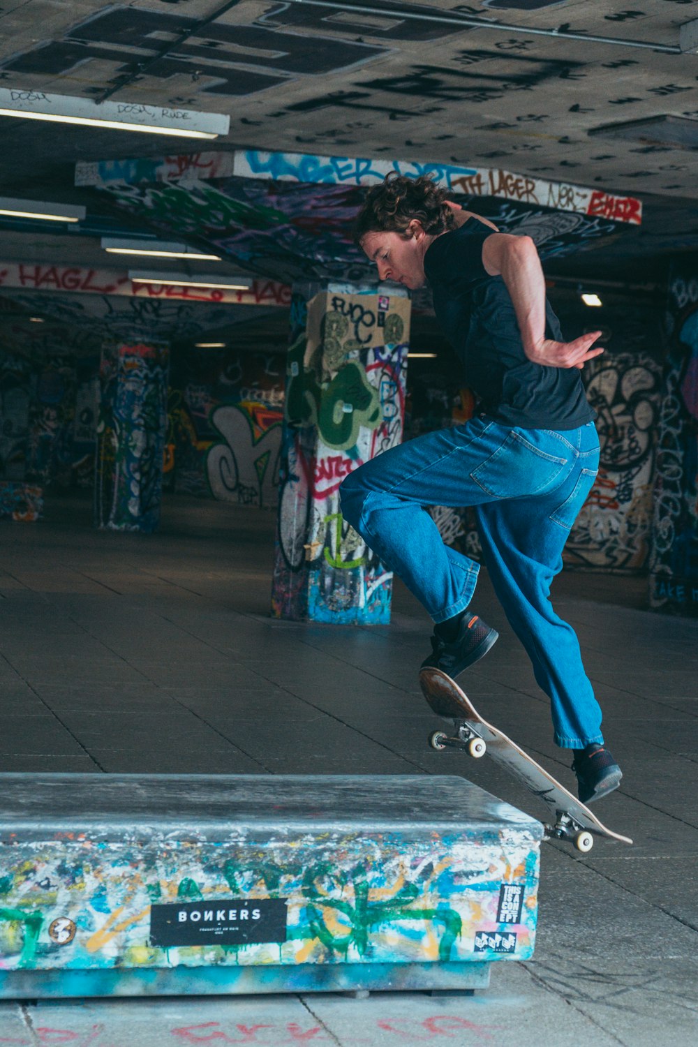 Un uomo che fa un trucco su uno skateboard