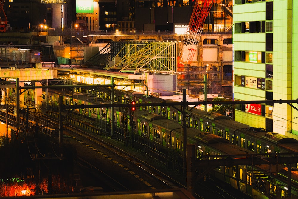 Un tren que pasa por una ciudad