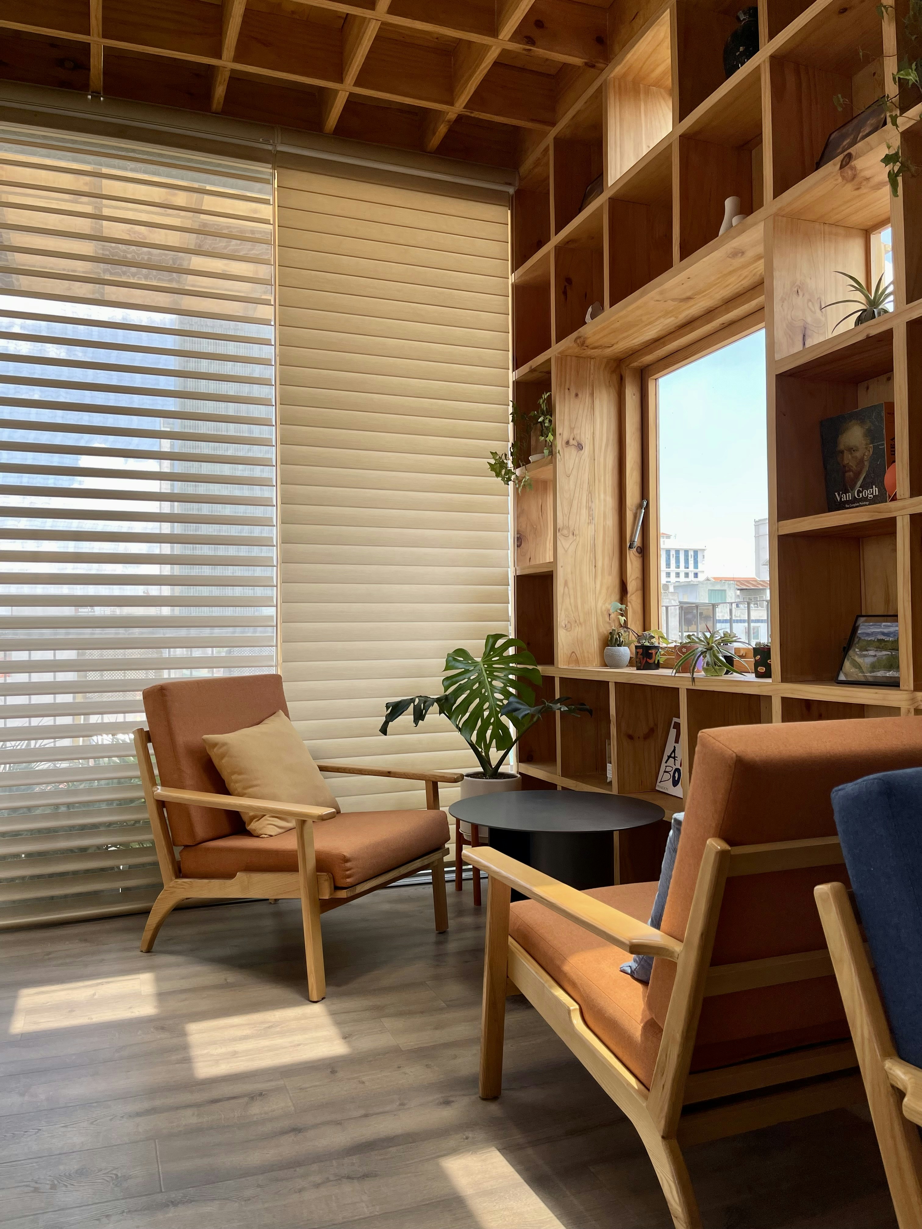 椅子とテーブルのある部屋