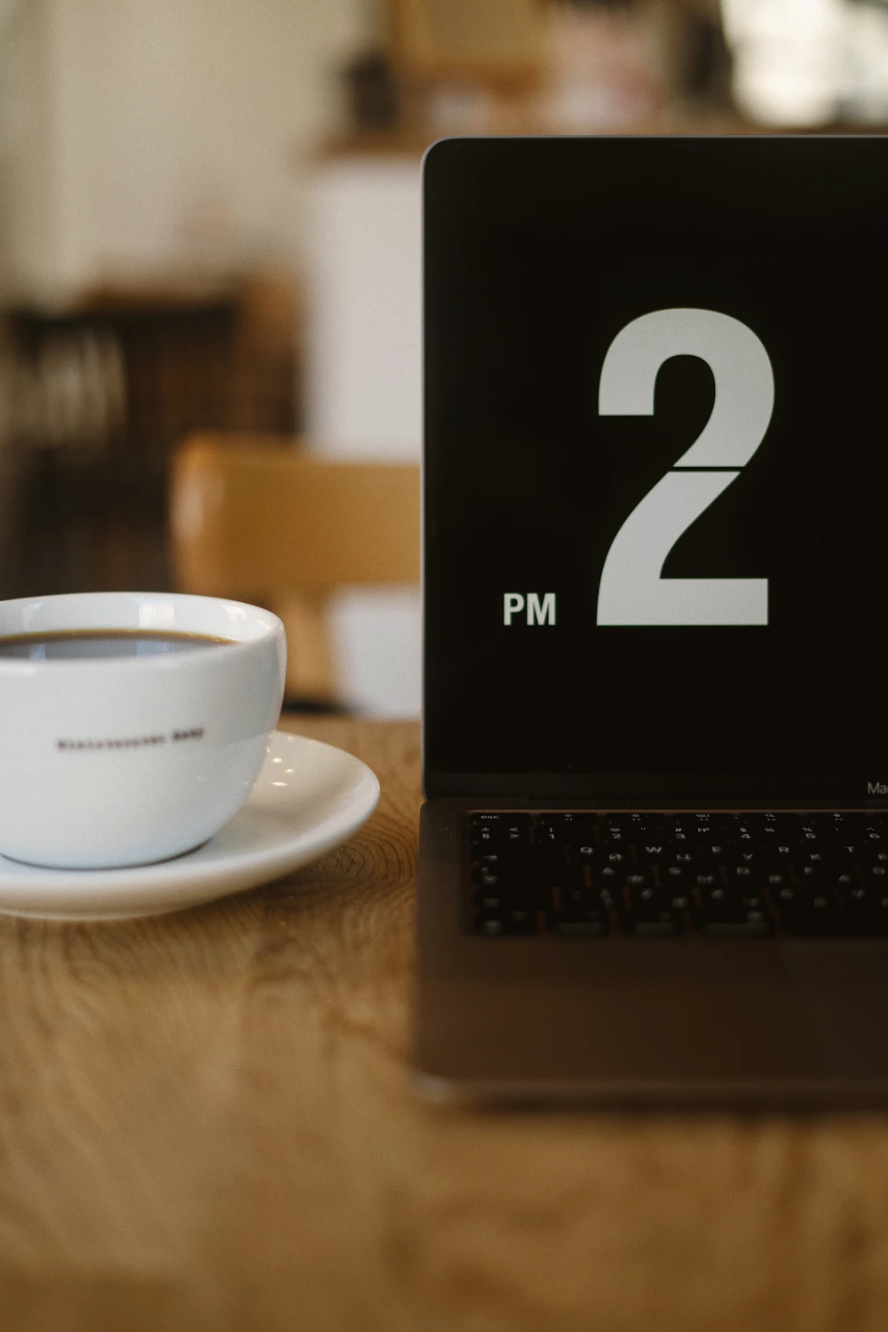 Ordinateur portable et tasse de café dans un espace de travail