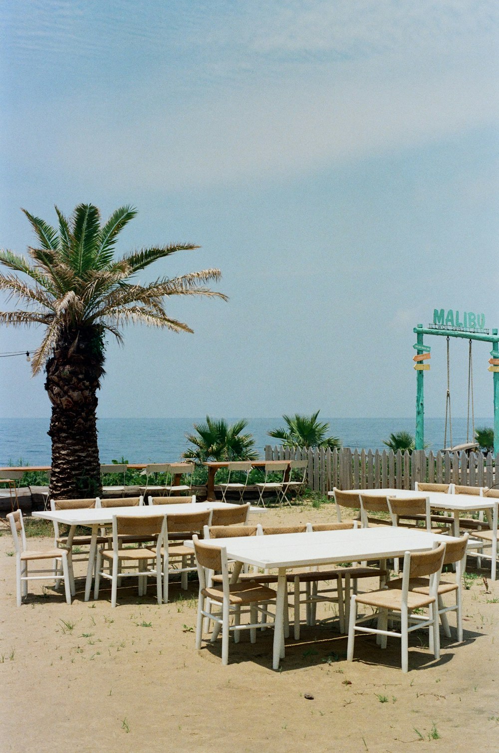 Una playa con mesas y sillas