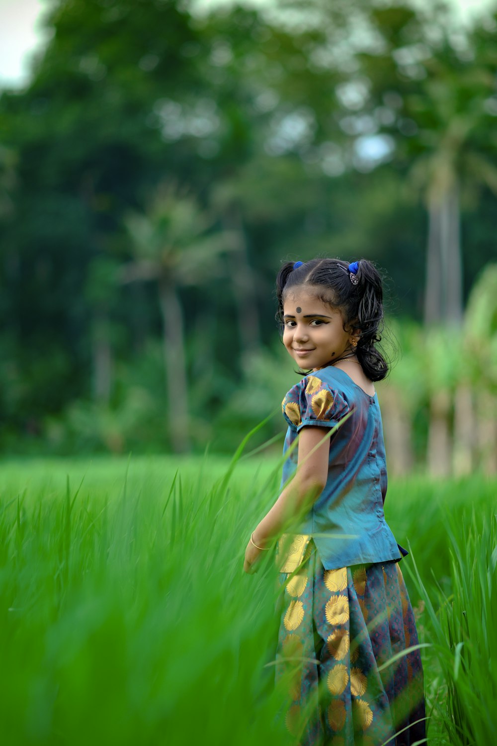 A person in a blue dress photo – Free Kerala Image on Unsplash