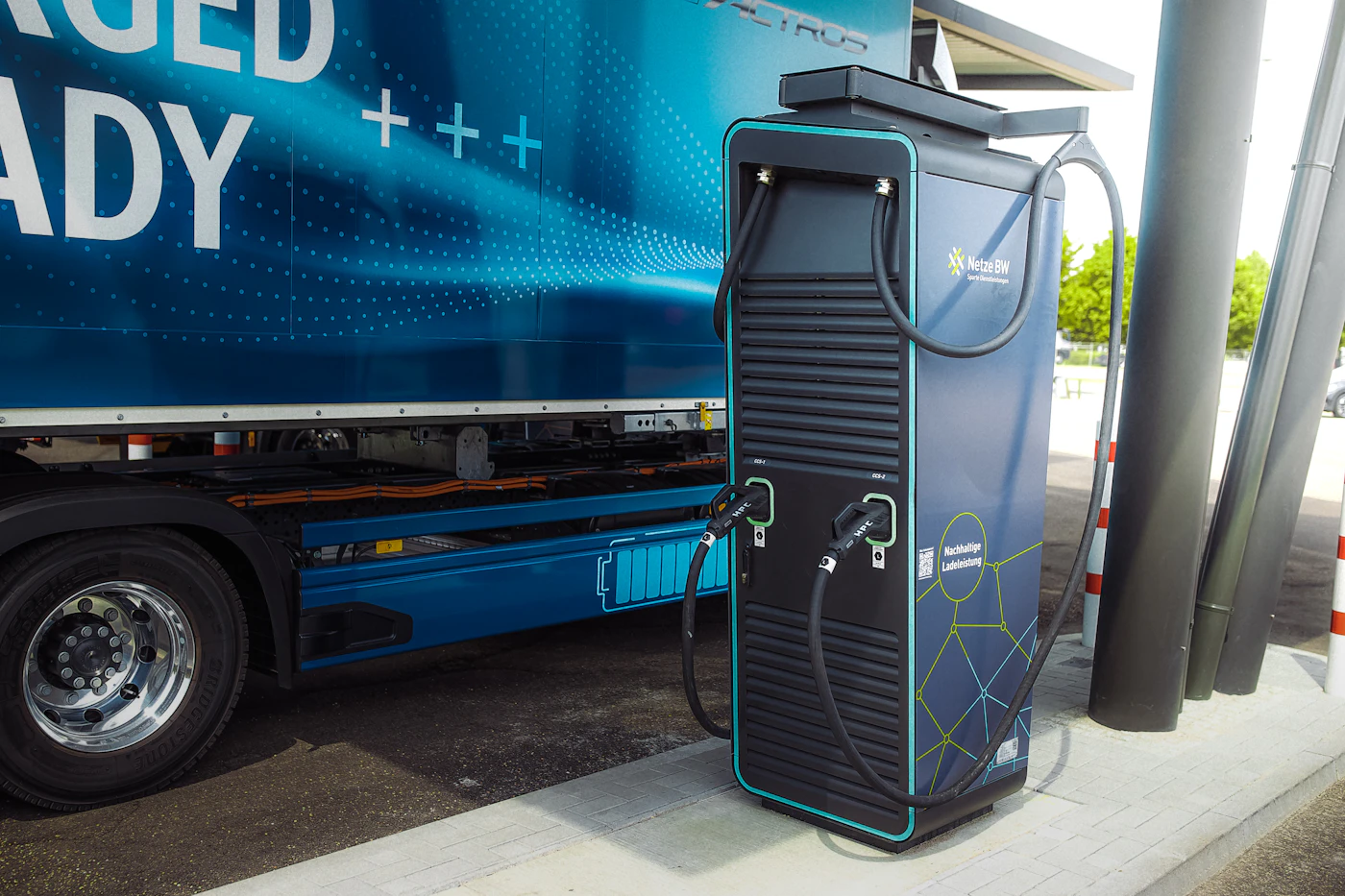 Elektro Lkw an einer Ladestation