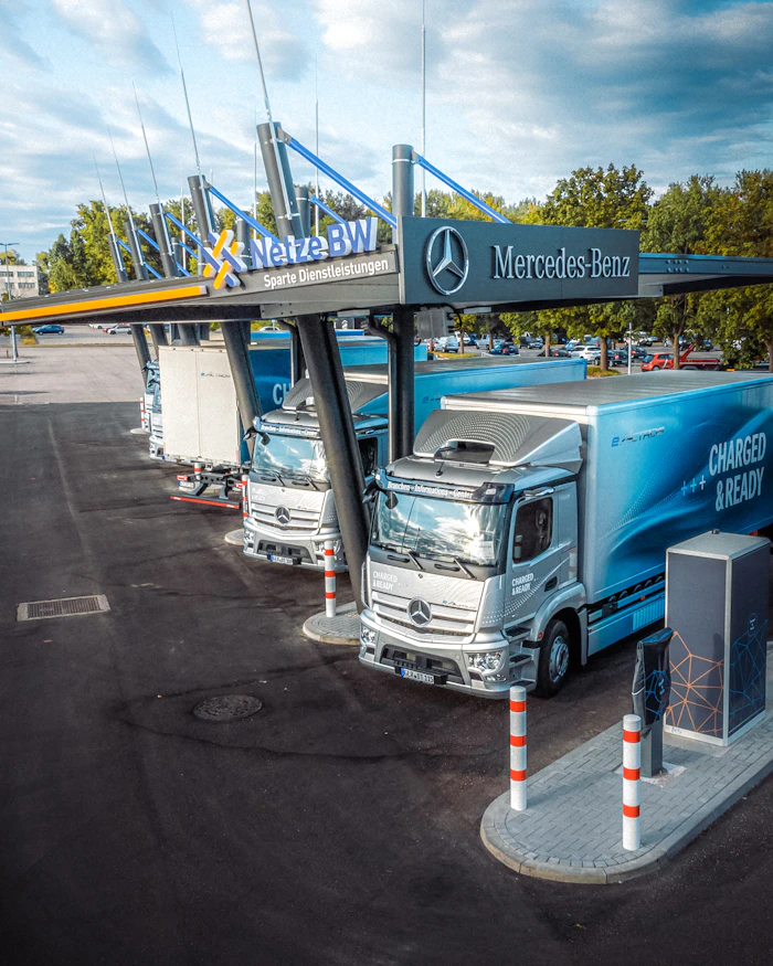 Caminhão Mercedes-Benz com carreta