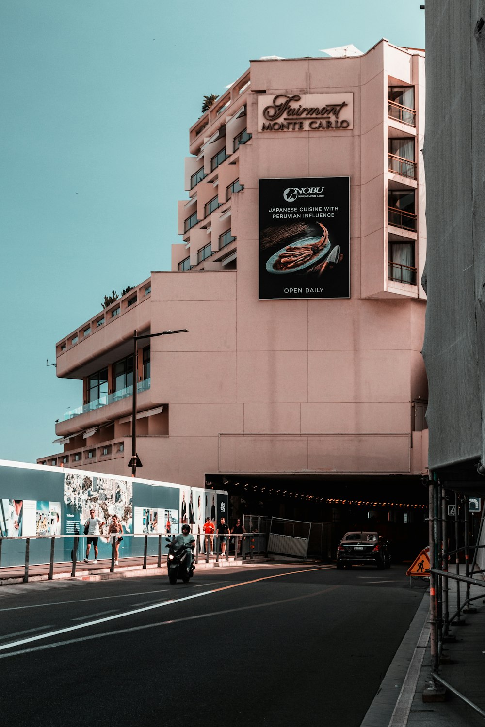 un grand bâtiment avec une enseigne dessus