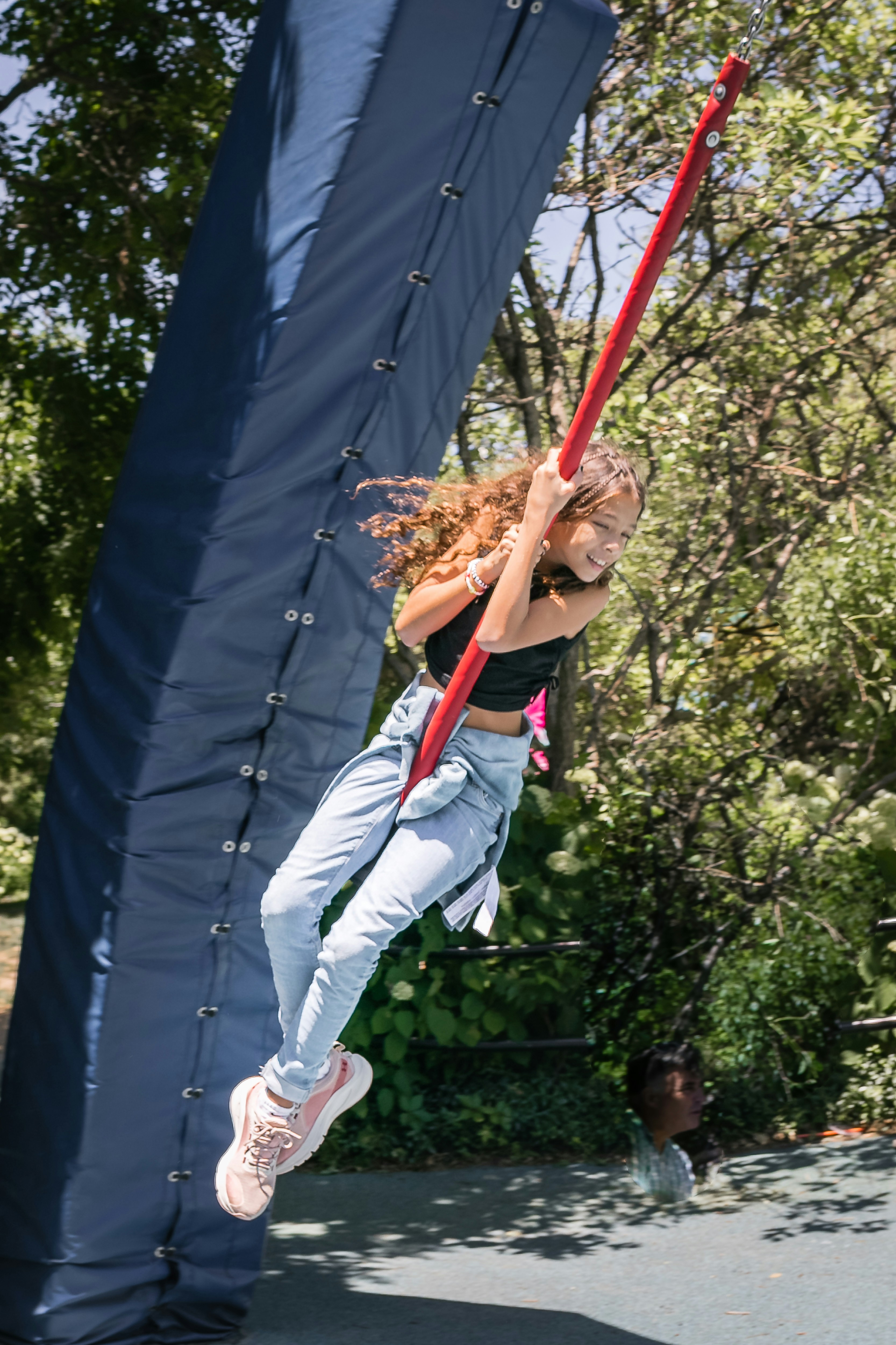 Un uomo che tiene un arco e una freccia