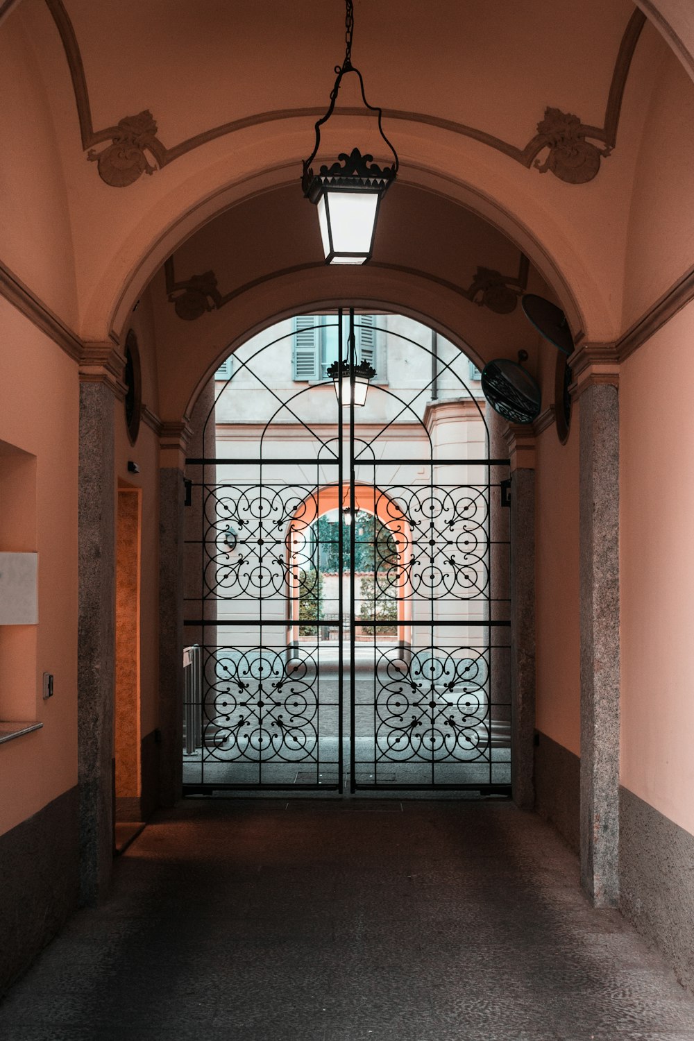 una entrada cerrada a un edificio